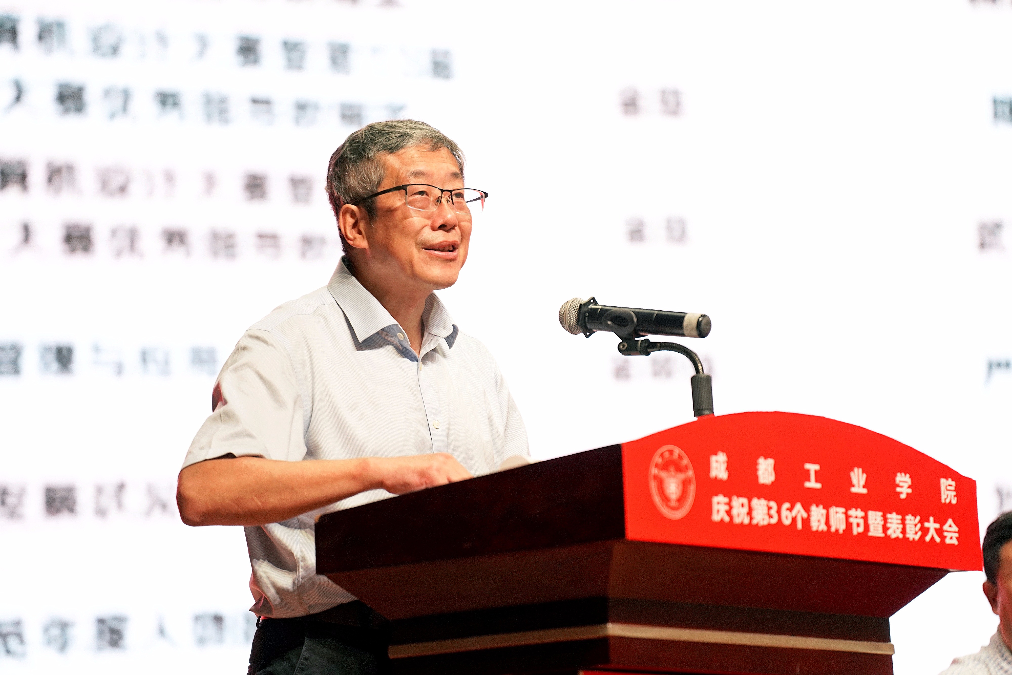 校党委书记李劲松